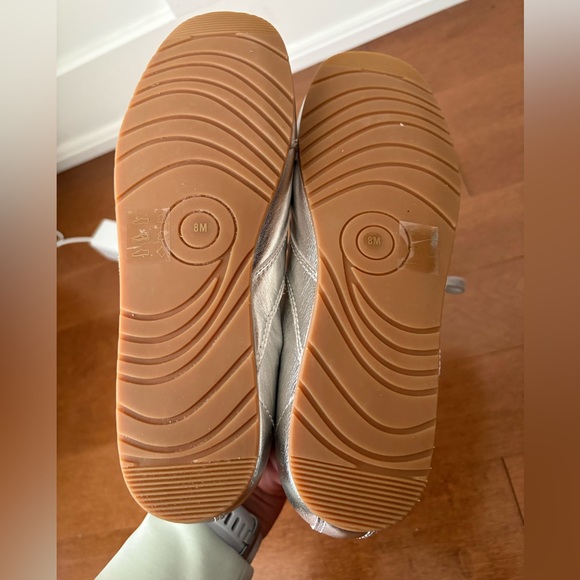 Wishbone Collection • NWOT Silver Leather Sneaker • Size 8 - Picture 5 of 5